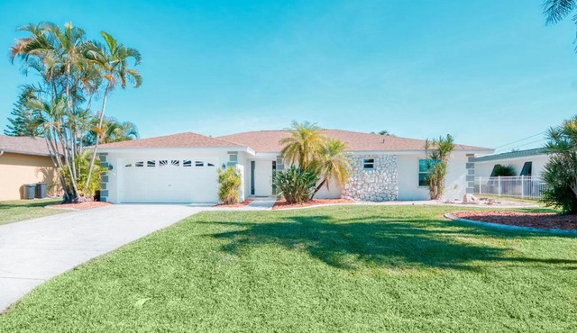 Villa White Shell - beautiful 4 bedroom holiday villa with great boat access in Cape Coral