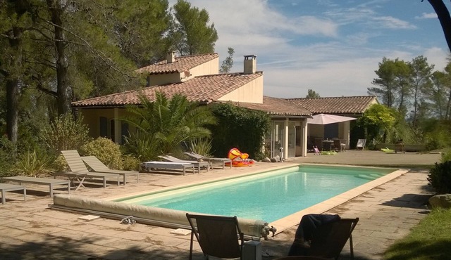 Villa with Pool, Privacy and Magnificent View in Barbentane