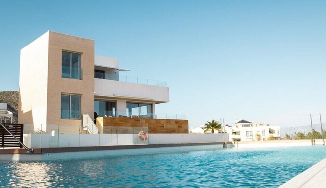 Villa with uninterrupted sea view in Fuengirola