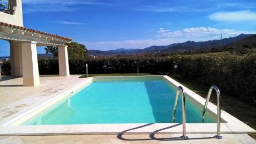 Ville con piscina privata in esclusiva da 8 posti letto in Monte Petrosu