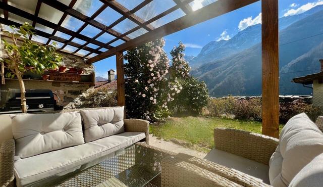 Vintage-style vacation home with a view of the Centovalli (La Canonica) in Camedo
