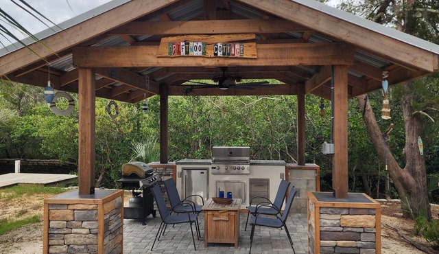 Waterfront Canal Cottage, Kayaks & Canoes, Minutes from Springs & Manatees! in Crystal River