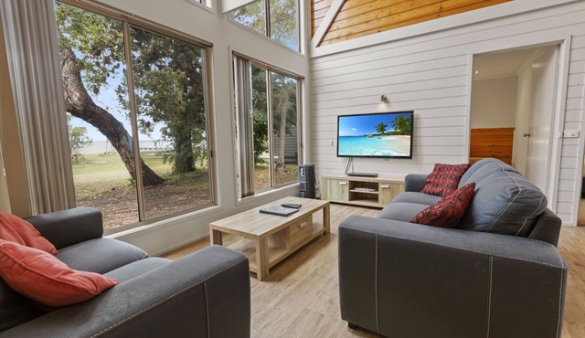 Westwind - Waterfront Retreat: Secluded lodges perfect for nature lovers in Forge Creek