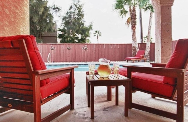 Casa Campeche-Sleeps 8/Pool/4 min walk to Beach in South Padre Island