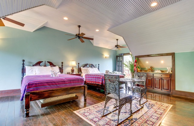 Riverfront Suite, Lovely View, Partial AC, WiFi & Pool in San Ignacio