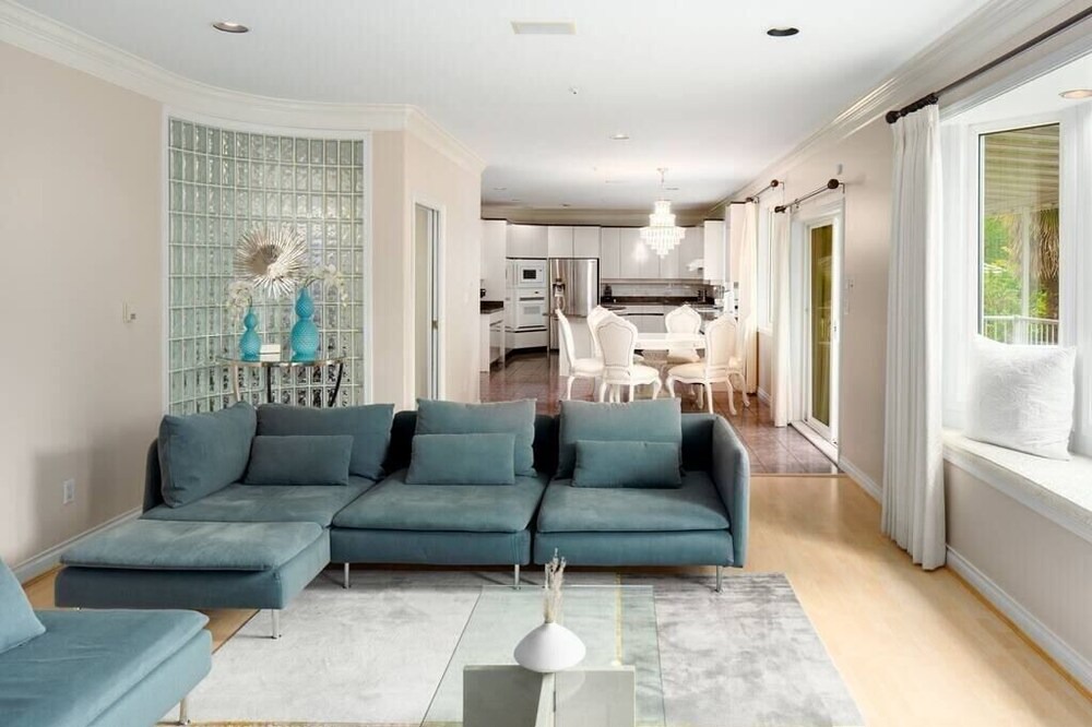 Photo of Livingroom in Kerrisdale