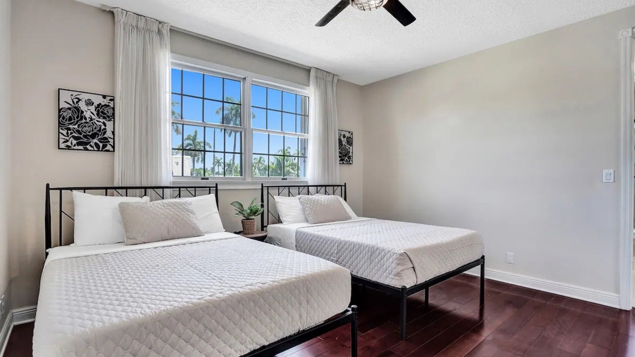 Photo of Bedroom in Hollywood Lakes
