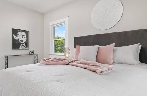 Gresham House | Beautiful and Bright w/ Central Location, Pet Friendly, New Furnishing and Décor, Walk to Park