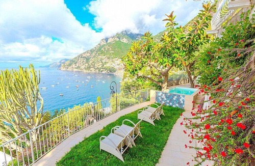 Arienzo Villa | Villa Cleopatra: An elegant and welcoming two-story villa built sheer above the sea, with Free WI-FI.