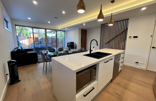 Dickson House | Stunning Dickson Luxe 3BR 2 Bath Double LUG Wifi Wine Brand New Townhouse