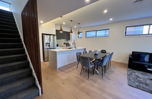 Dickson House | Stunning Dickson Luxe 3BR 2 Bath Double LUG Wifi Wine Brand New Townhouse