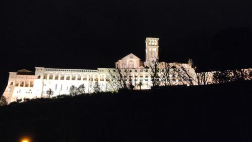 Assisi Apartment | La Suite di Santa Chiara by MyAssisiSuite - Vicino a San Carlo Acutis - Dormi in una Casa del '400 - 125 mq, RARO PIANO TERRA - 3 Veri Letti Matrimoniali, Zero Divani Letto - LIVE CHECK-IN, No Key Box, 3 Real Beds, Jacuzzi - Mówimy po polsku