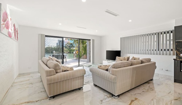 Luxurious Waterfront Home in Surfers Paradise