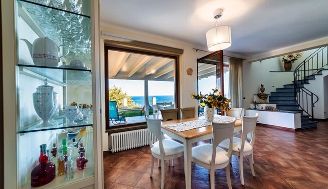Sea view, exclusive villa, 800 metres from the beach in Sicilia