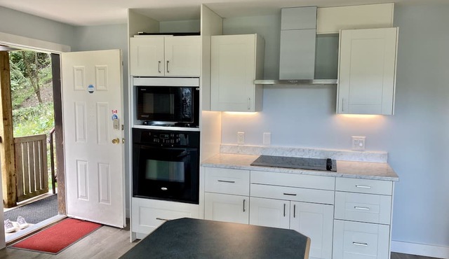 2 bedroom suite with million dollar Oceanview near Malahat Sky Walk in Malahat
