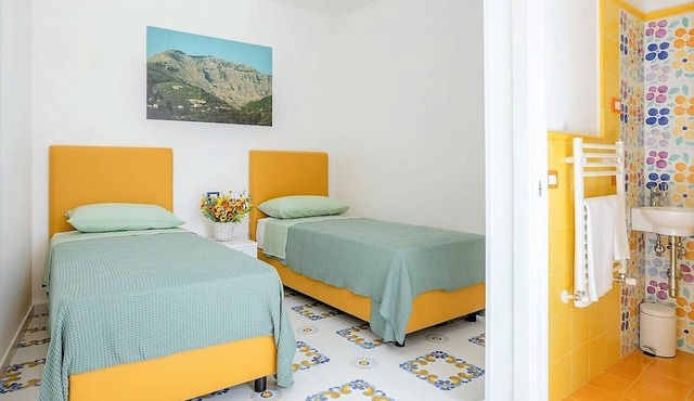 Angolo Di Paradiso, Newly refurbished apartment with hot tub and terrace near Sorrento in Vico Equense