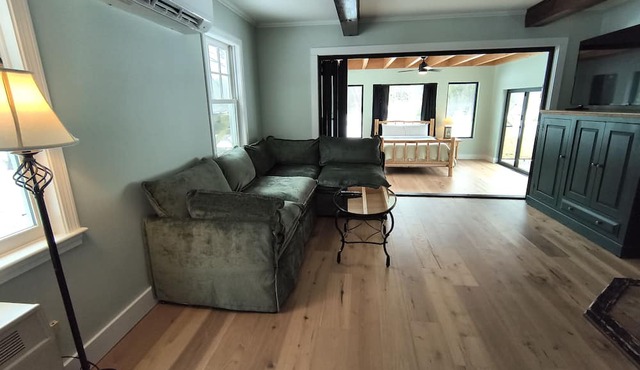 Pastoral, dog-friendly home surrounded by lush woodland with free WiFi & firepit in Castleton