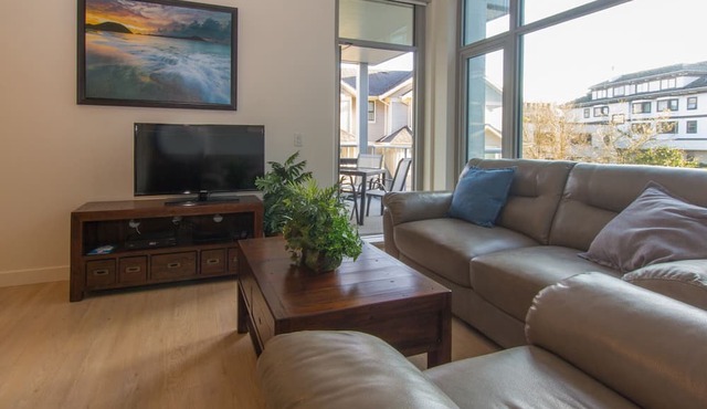 Duet Delight-Beautiful Double Ensuite Condo in James Bay, Wonderful Neighbourhood by Victoria Prime! in Victoria