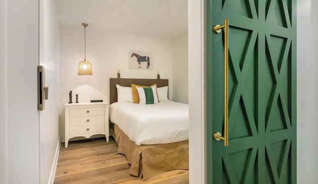 The Churchill@The 713! Large stylish suite on the Bourbon Trail, sleeps 12! in Louisville