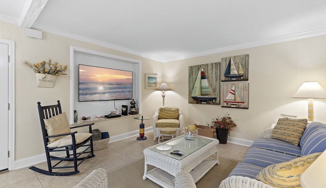 Adorable Beach Cottage with Great Location in Port Orange