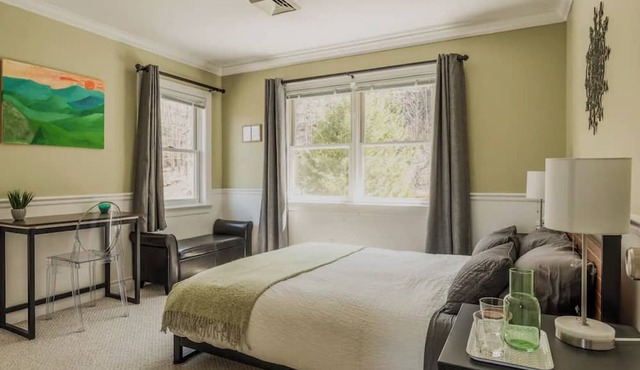 Secluded Family/Group Retreat with Mountain Views & private Pool or Hot Tub in Waterbury