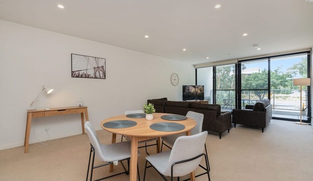 Bright 2-Bed Flat Near City Amenities in Lyneham