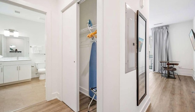 King Studio Getaway! Prime Location, Balcony, Gym in Atlanta