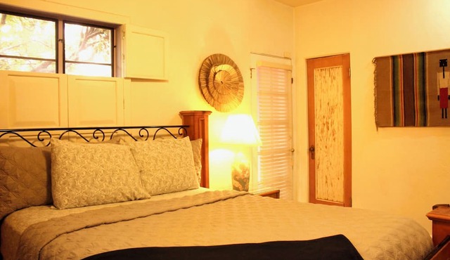 Sunny Tucson Casita – Patio, Fast WiFi, AC, Near UA & Downtown! in Tucson