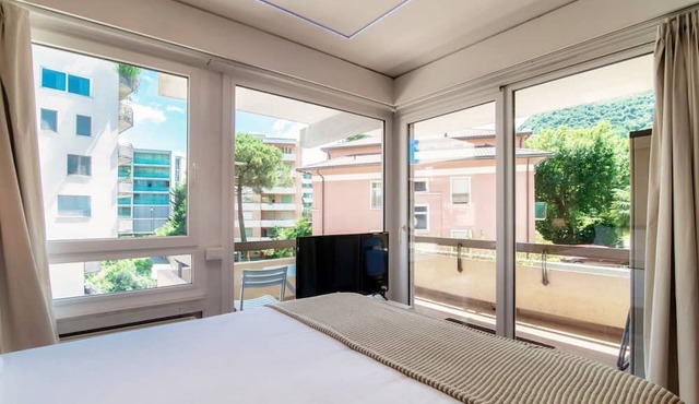 Modern one-room apartment with balcony close to Paradiso station (Terrazza Parad in Paradiso