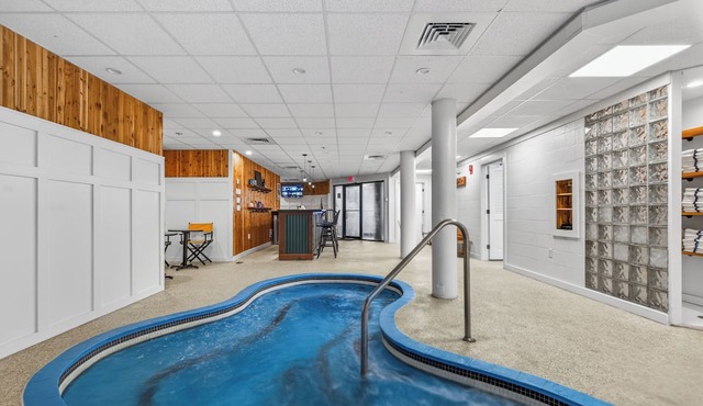 Pinnacle D02, Lovely 2 bedroom, 2 bath unit with shuttle to the slopes everyday of the week. The outdoor pool, hot tub and tennis courts are open during summer only. in Killington