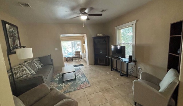 Spacious 4-bedroom house in marvelous Tucson with AC, WiFi in Tucson