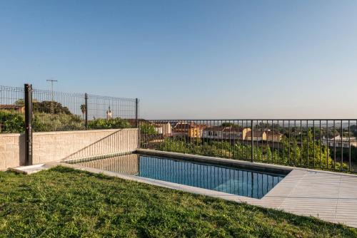 Villa de diseño con jardín, piscina y vistas in Candeleda