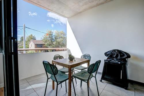 The Aristocrat-Central Mid Century Luxe Dual Suite -2 Bed 2 Bath, Gym and Free Parking in Canberra