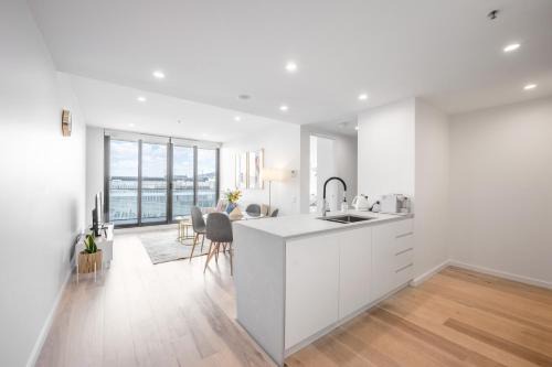 Canberra Charm, Sleek 1BR in CBD w Parking n View in Canberra