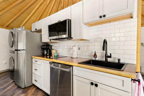 Luna Luxury Yurt-Cabin - Canyon Lake - Hot Tub in Canyon Lake