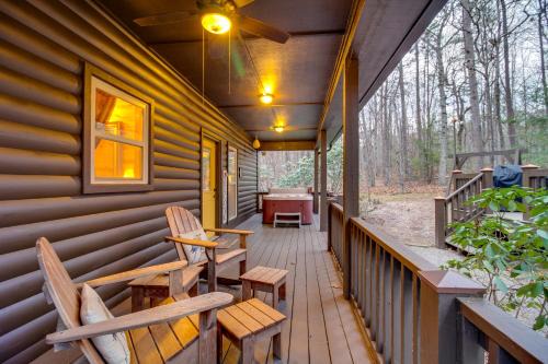 Hot Tub + Fire Pit: Wooded Cabin Near DeSoto Park! in Mentone