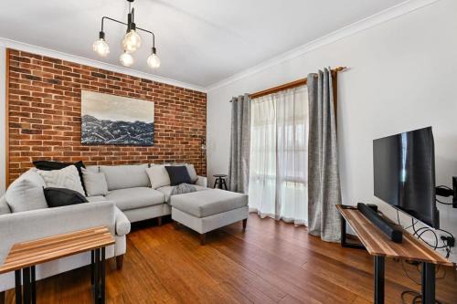 Highfields - Rural Entertainer with Valley Views in Bathurst